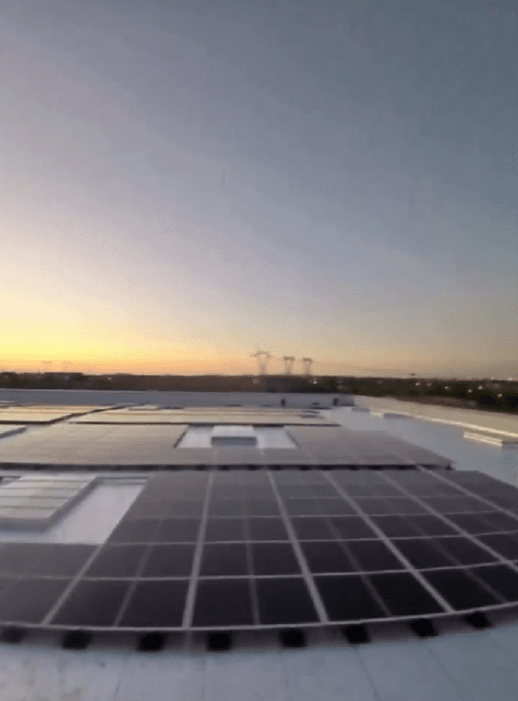 Vue d'ensemble d'une centrale en toiture