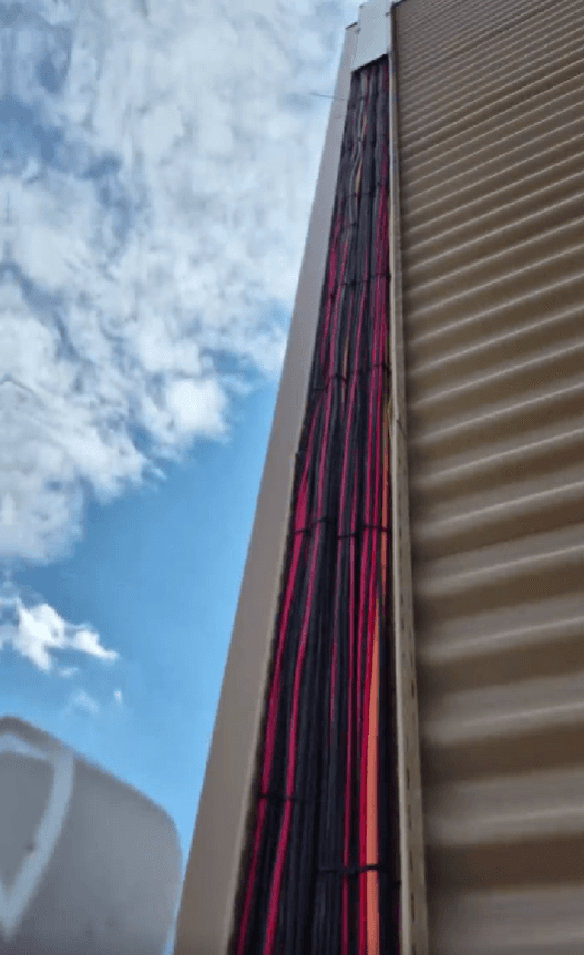 Câblage photovoltaïque vertical sur façade